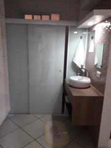 索罗卡巴LOFT NOVO CONFORTÁVEL的一间带水槽和镜子的浴室