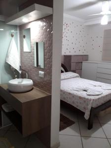索罗卡巴LOFT NOVO CONFORTÁVEL的浴室设有床、水槽和镜子