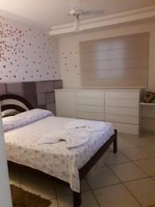 索罗卡巴LOFT NOVO CONFORTÁVEL的一间卧室配有一张床,墙上配有波卡点