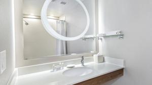 圣安东尼奥圣安东尼奥机场万豪春丘套房酒店的白色的浴室设有水槽和镜子