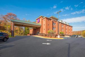 莫宁赛德Sleep Inn & Suites near Joint Base Andrews-Washington Area的前面有停车位的大楼