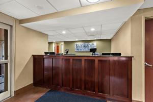 莫宁赛德Sleep Inn & Suites near Joint Base Andrews-Washington Area的办公室设有大型木制前台