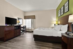 莫宁赛德Sleep Inn & Suites near Joint Base Andrews-Washington Area的配有一张床和一台平面电视的酒店客房