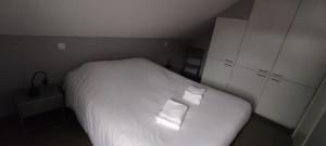 维姆勒L'escale Effet Mer的卧室配有白色的床和白色橱柜。