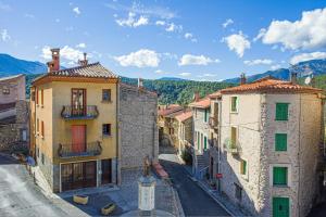 Corneilla-de-ConflentMaison de village CorneilladeConflent Pyrnees的享有建筑和山脉的城市美景