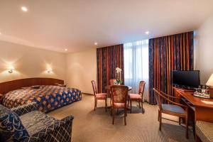 汉堡Hotel Alte Wache的酒店客房设有一间带书桌和床的卧室