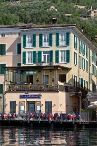 加尔尼亚诺Hotel Garnì Riviera的一座配有桌椅的水上建筑