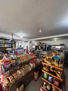 格拉瓦塔伊Pousada Route 58的一间储存着各种食物的商店