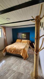 瓜塔维塔Carpe Diem的一间卧室配有一张蓝色墙壁的床