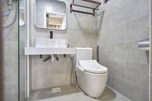 新山Zen Leisure House @mount austin tebrau Ikea的一间带卫生间和水槽的浴室