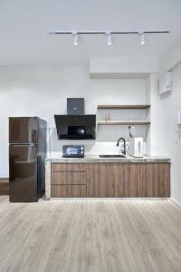 新山Zen Leisure House @mount austin tebrau Ikea的厨房配有水槽和冰箱