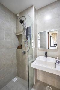 新山Zen Leisure House @mount austin tebrau Ikea的带淋浴、盥洗盆和镜子的浴室