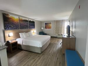 普莱诺达拉斯/普莱诺戴斯酒店的酒店客房,配有床和电视