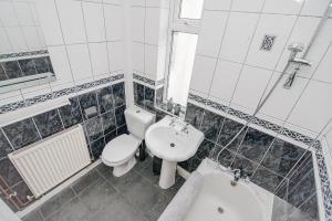 BentleyK Suites - Arthur Street Doncaster的浴室配有卫生间、盥洗盆和浴缸。