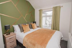 BentleyK Suites - Arthur Street Doncaster的一间卧室设有一张大床和一个窗户。
