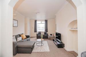 BentleyK Suites - Arthur Street Doncaster的客厅配有沙发和桌子