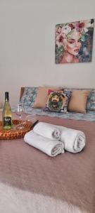 巴勒莫Casa il Bergamotto的一张带两条毛巾和一瓶葡萄酒的床