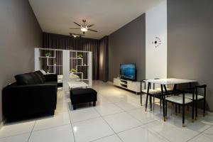 乔治市Penang KTHOME Beacon Executives suite的客厅配有沙发和桌子