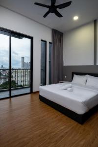 乔治市Penang KTHOME Beacon Executives suite的一间卧室配有一张大床和吊扇