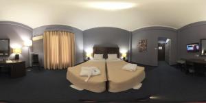 伊泰阿加里尼酒店的酒店客房,配有带毛巾的床