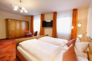 弗拉敦根Gasthof Krone Fladungen的酒店客房设有两张床和电视。