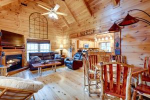 Mill SpringRiverfront Blue Ridge Cabin with Private Hot Tub的小木屋内的客厅和饭厅