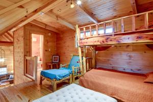 Mill SpringRiverfront Blue Ridge Cabin with Private Hot Tub的小屋内一间卧室配有一张双层床