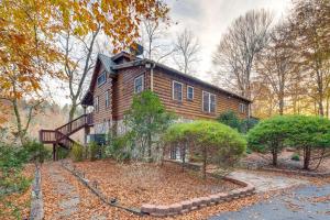 Mill SpringRiverfront Blue Ridge Cabin with Private Hot Tub的一座木房子,前面有楼梯