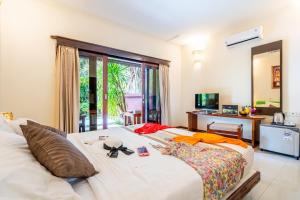 吉利阿尔Senang Luxury Villa的一间卧室设有一张大床和大窗户