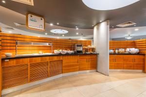 明斯特Holiday Inn Express Ramsgate – Minster, an IHG Hotel的餐厅的带木柜和柜台的厨房