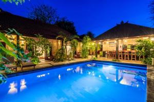 吉利阿尔Senang Luxury Villa的夜间在房子前面的游泳池
