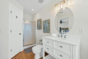 巴拿马城海滩Southern Exposure Beach Home的白色的浴室设有卫生间和水槽。