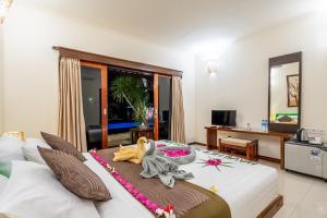 吉利阿尔Senang Luxury Villa的一间卧室配有一张床,上面放着一个食物托盘