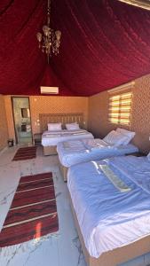 Wadi Rum Golden Valley客房内的一张或多张床位
