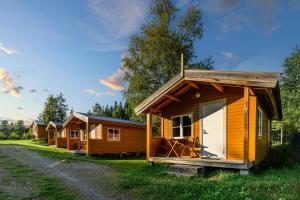 IsfjordenKorsbakken Camping的田野上的一排木屋