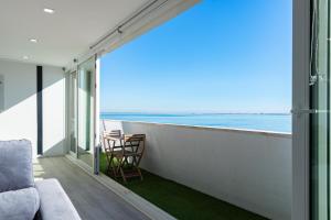 阿尔马达Cacilhas Riverview!的客房设有海景阳台。