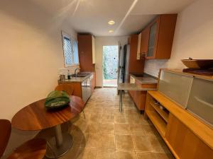 托雷德本纳贾尔邦Yoga House的厨房配有木桌和台面