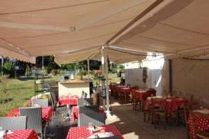 Azay-le-Ferron特里布里恩酒店的帐篷下设有桌椅的餐厅