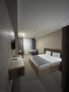 巴库Royal Boutique Baku的酒店客房,配有床和电视