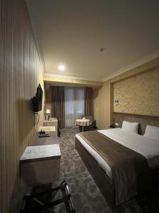 巴库Royal Boutique Baku的配有一张床和一张书桌的酒店客房