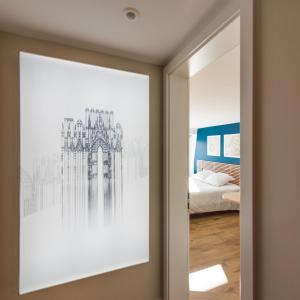 斯特拉斯堡Studios de la Nuée Bleue的一间卧室,拥有大楼的框架图片