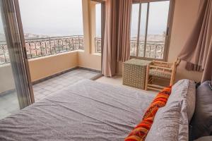 塔姆拉赫特乌兹达尔SurfAppart Morocco的一间卧室设有一张床和一个阳台