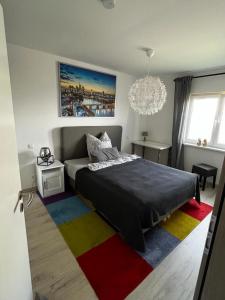 埃伦塞Work and Stay Erlensee的一间卧室配有床和色彩缤纷的地毯。
