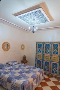 马拉喀什Hostel artistic airport的卧室设有蓝色和白色的床和天花板。
