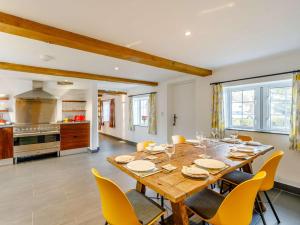 Caldbeck3 Bed in Caldbeck 86087的用餐室配有大型木桌和黄色椅子