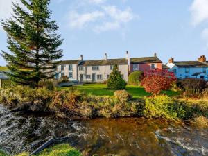 Caldbeck3 Bed in Caldbeck 86087的水体旁的房子