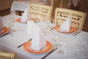 第聂伯罗韦莱斯酒店 的一张桌子,上面放有盘子,酒杯和餐巾