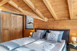 加尔米施-帕滕基兴Chalet Aus Holz的小木屋内一间卧室,配有一张床