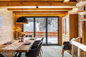 加尔米施-帕滕基兴Chalet Aus Holz的一间带木桌和椅子的用餐室