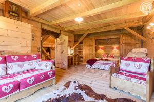 QueigeChalet de Marie proche des Saisies的客厅设有木墙和木制天花板。
